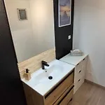 Nouveau !! Confortable Totalement Renove Avec Parking Gratuit - Hypercentre De Daire *